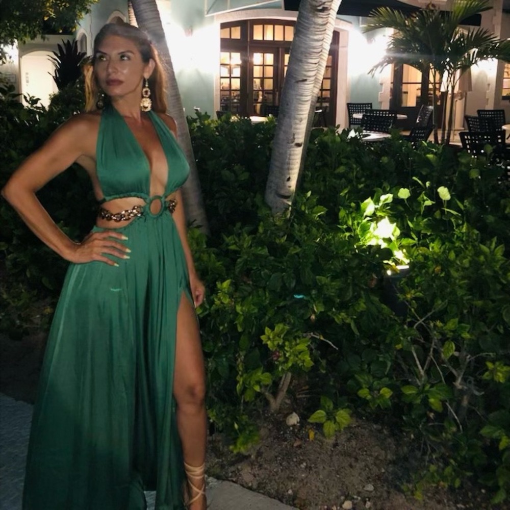GREEN O- RING CUT OUT MAXI DRESS 💚 - Picture 3 of 5